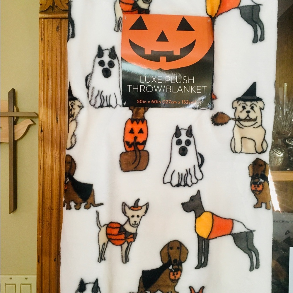 NWT HALLOWEEN DOGS IN COSTUMES PLUSH THROW BLANKET